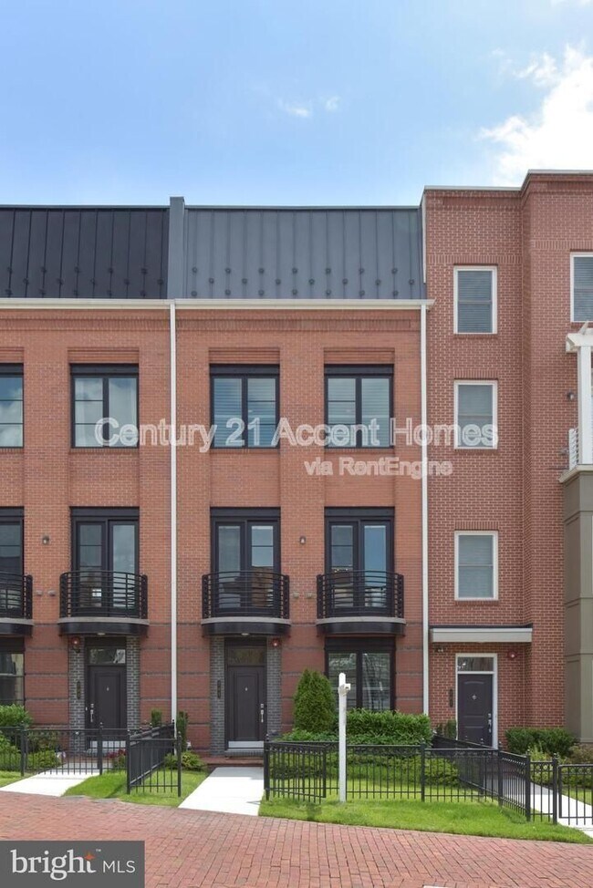 Primary Photo - 703 E Howell Ave