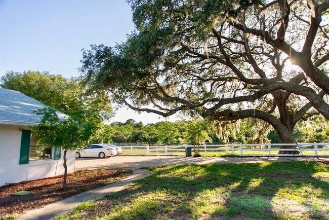 Building Photo - 315 Lazy Acres Ln