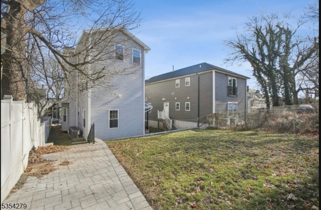 Building Photo - 81 N Grove St
