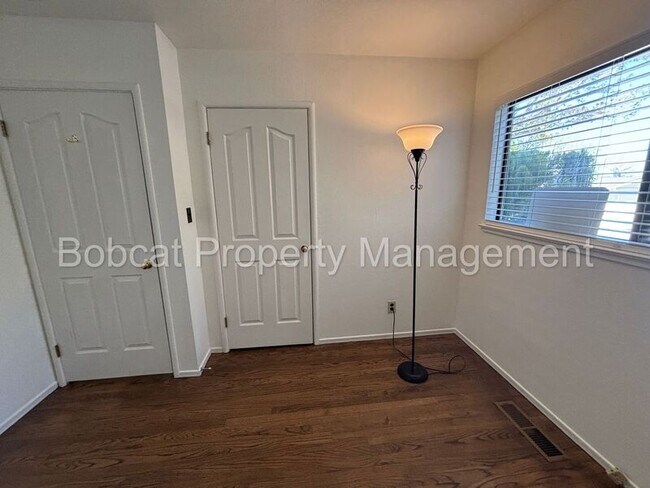 Building Photo - 750 Crain St