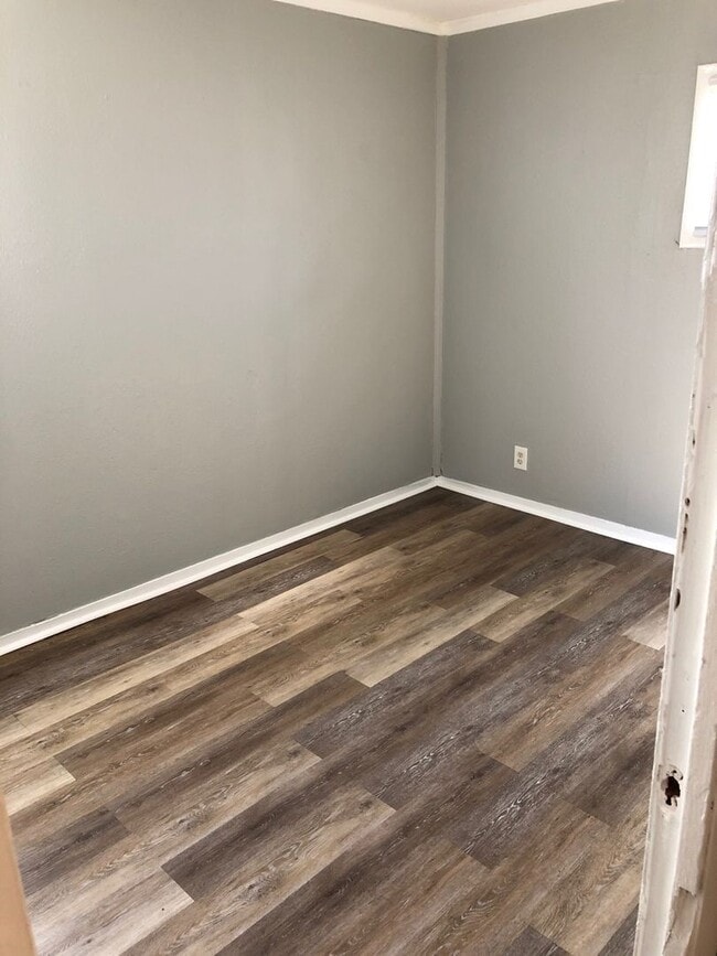 Building Photo - Single House 3 Bdr with Fenced yard and Garage AVAILABLE NOW