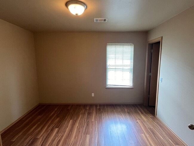 Building Photo - 808 W 13th St