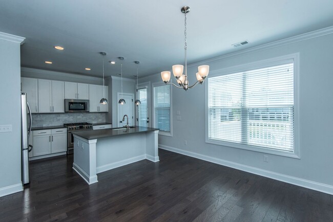 Building Photo - Beautiful Oyster Point Townhome - Mt. Plea...