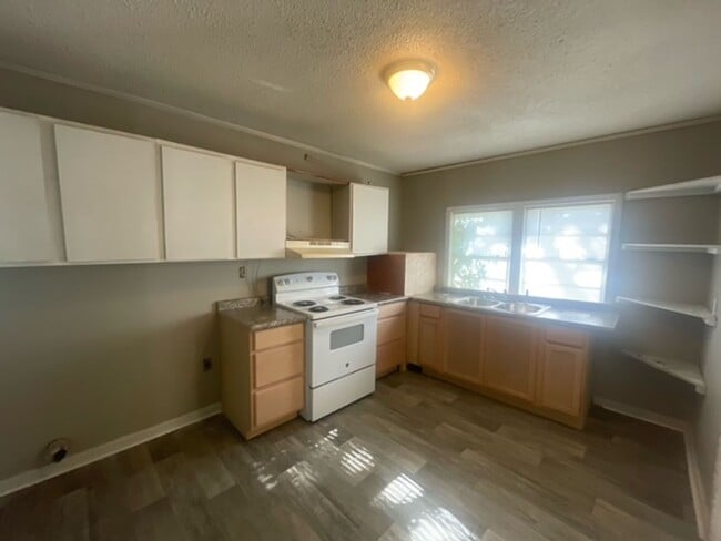 Building Photo - Renovated 2 Bedroom 1.5 Bath Home for Rent!!