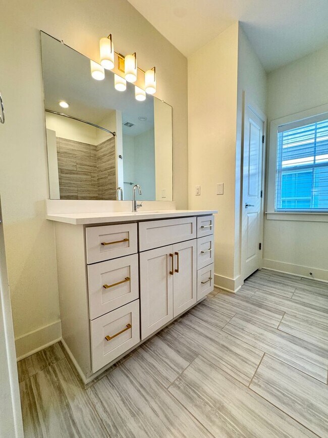 Building Photo - 3 Bedroom, 2.5 Bathroom Home w/ 2 Car Garage in Downtown Franklin