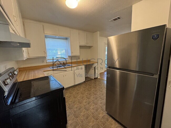 Building Photo - 2716 Woodside Dr