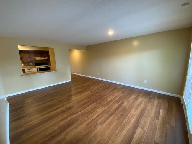 Building Photo - 3 Bedroom 1 Bathroom Apartment