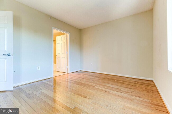 Building Photo - This contemporary, sun-drenched condo is perfect for you!