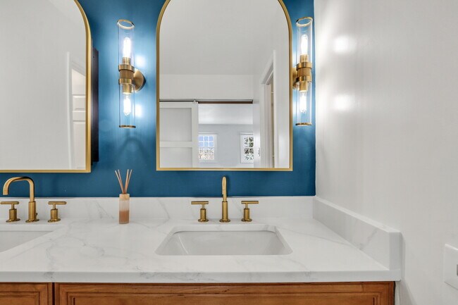 Building Photo - 1000 Cumberland Ln