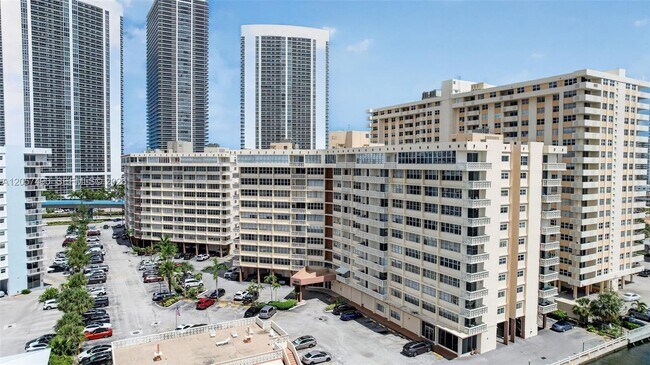 Building Photo - 1817 S Ocean Dr