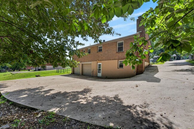 Building Photo - 3 Bedroom Pet Friendly Home For Rent Near Heritage Park!
