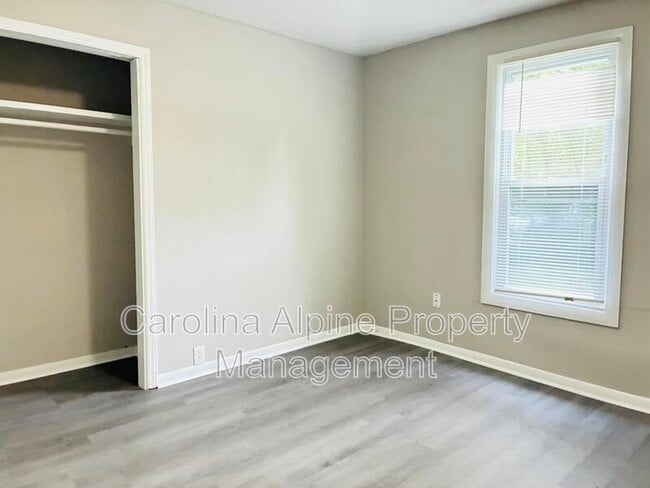 Building Photo - 514 S Maple St