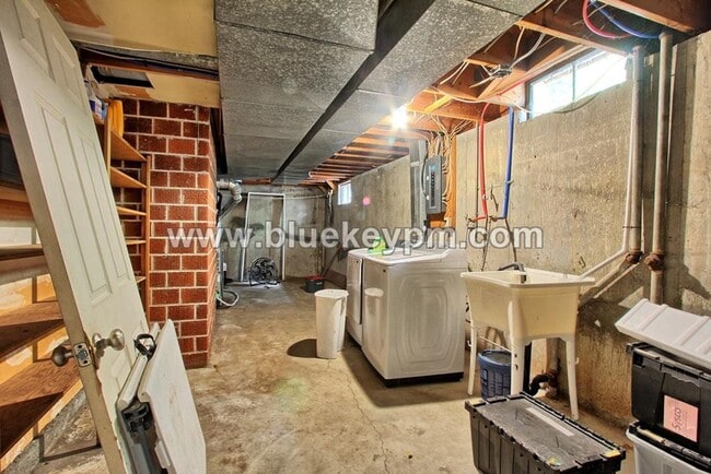 Building Photo - 5 Bedrooms, 2.5 Bathrooms Home in Oregon City