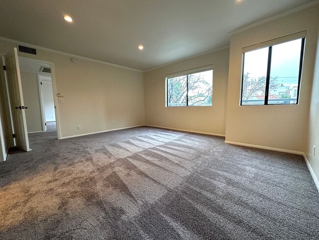 Building Photo - Beautiful Two-level Townhome in a West Hol...