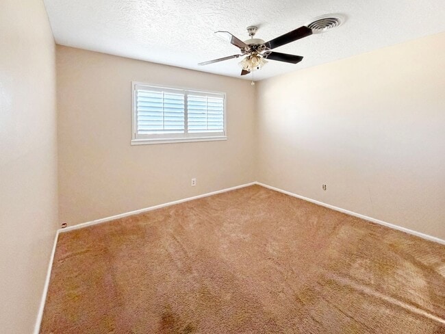 Building Photo - 200 W Rojo Dr