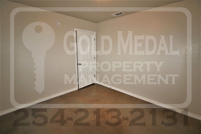 Building Photo - 4003 Cambridge Dr