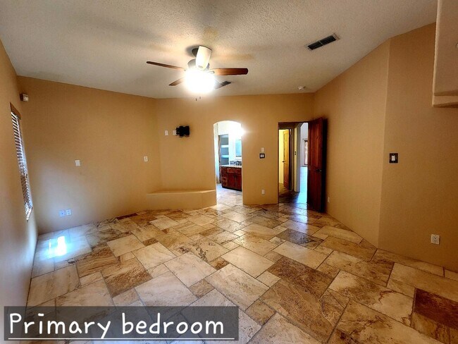 Building Photo - 4 bedroom 2.5 bath far NE Heights
