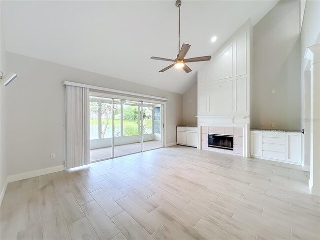 Building Photo - 900 W Charing Cross Cir