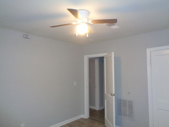 Building Photo - 2 Bedroom 1 bath home