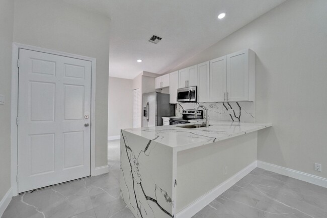 Building Photo - Beautifully Renovated 3BR/2BA Townhome in ...
