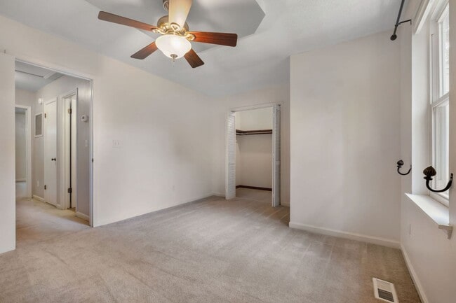 Building Photo - Townhome with Garage Near the Parkway