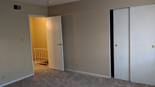 Building Photo - AUGUST 2026!!!  2 bedroom, 1.5 bath 2-story condo in Coralville