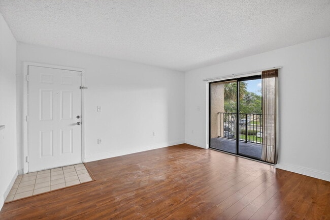 Building Photo - 300 Palm Cir W