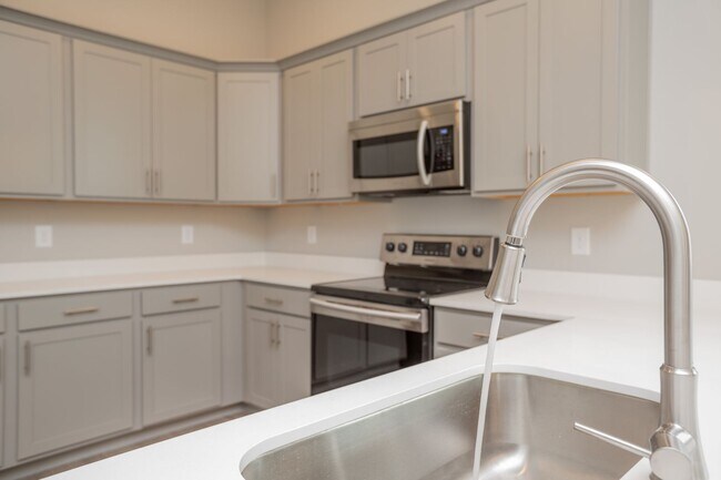 Building Photo - Modern 4 Bedroom Home in Red Bank