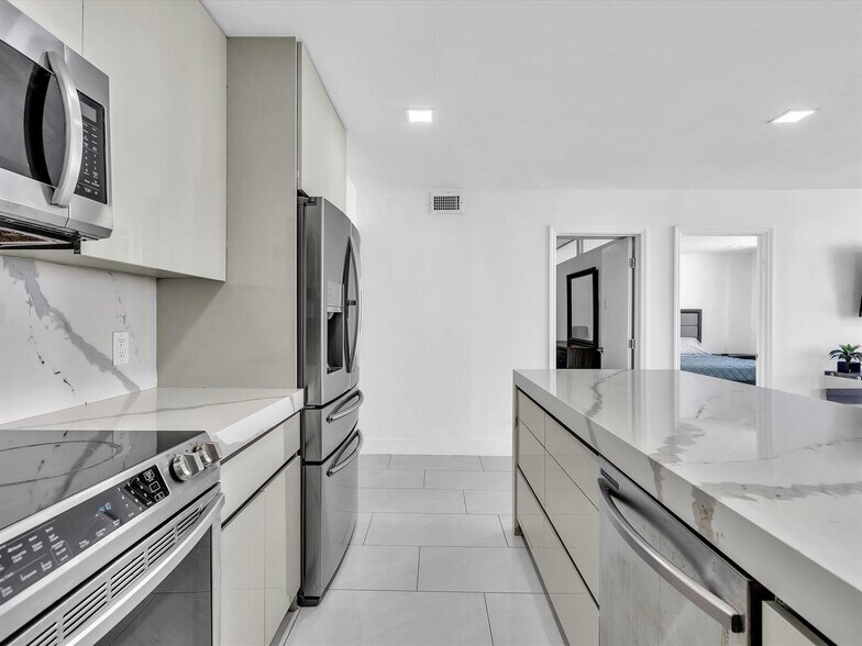 Building Photo - 3725 S Ocean Dr