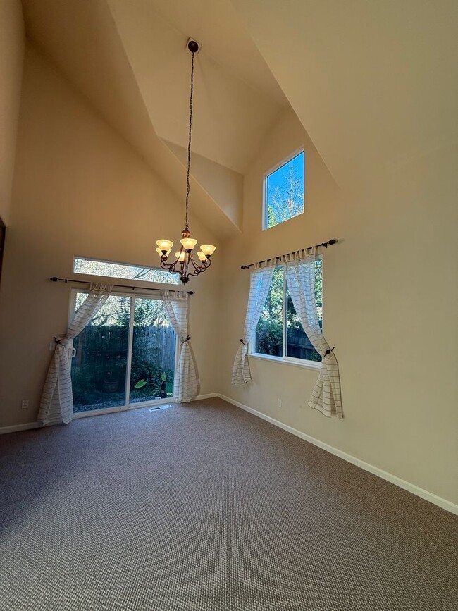 Building Photo - Lovely 3 Bedroom Home near Sutter Hospital in Wikkiup!