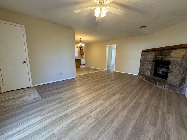 Building Photo - 3 bedroom 2 bathroom home Near In Broken A...
