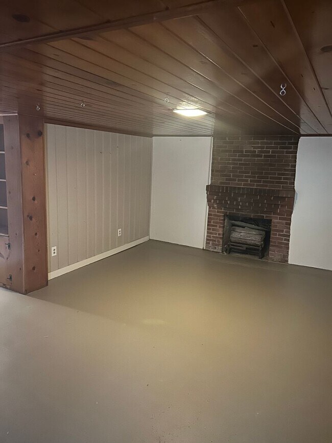Building Photo - Spacious 4 bedroom 1 Bath Home with Tons o...