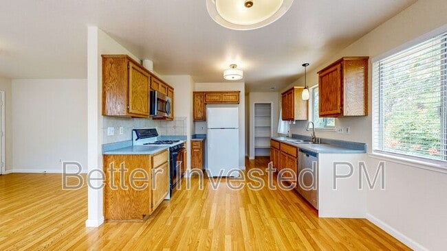 Building Photo - 832 S Orchard Ave