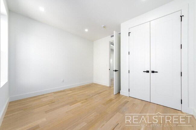 Building Photo - Stunning Brand New 2 Bed 2 Bath + PRIVATE ...