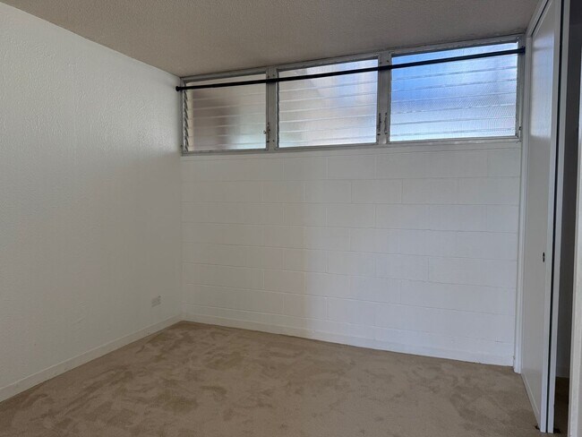 Building Photo - Remodeled 2 bedroom, 1 bath with assigned ...