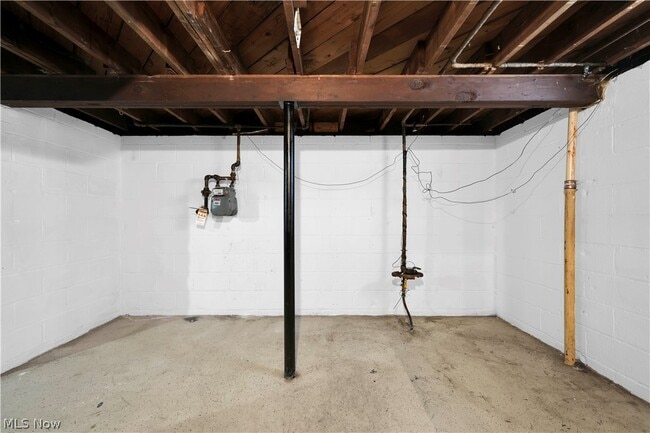 Building Photo - 15705 Maplewood Ave