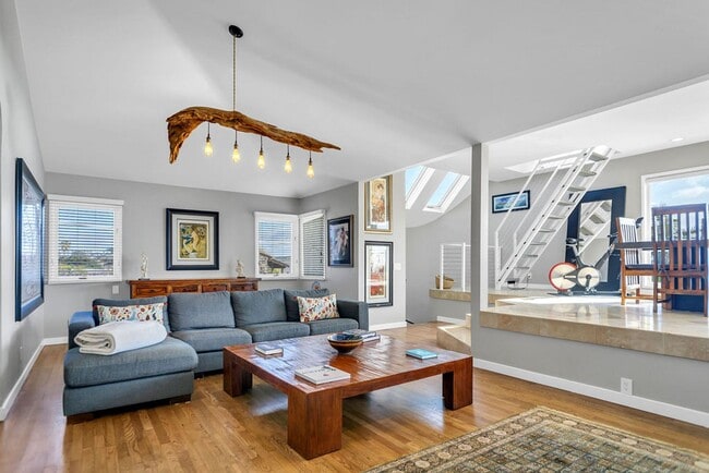 Building Photo - Gorgeous ocean view home at Windansea Beach!