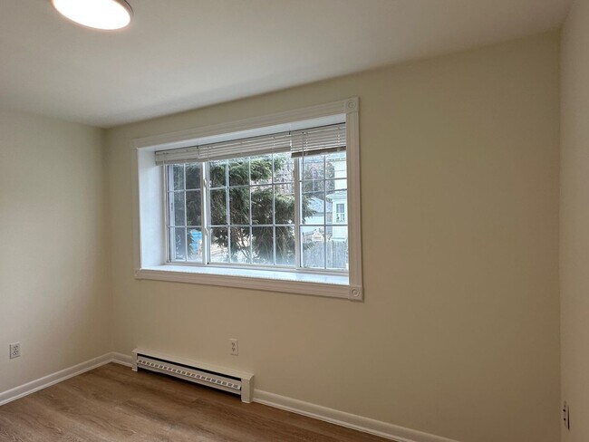 Building Photo - Large, updated 2 bedroom near the Green Li...