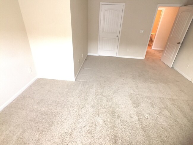 Building Photo - Modern 3BR Townhome - Swim/Tennis and More!