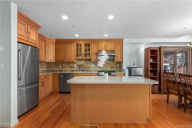 Building Photo - 611 Pondside Dr