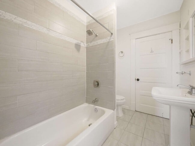 Building Photo - 3 Bed and 1 Bath Beautiful Duplex is Available for Rent!
