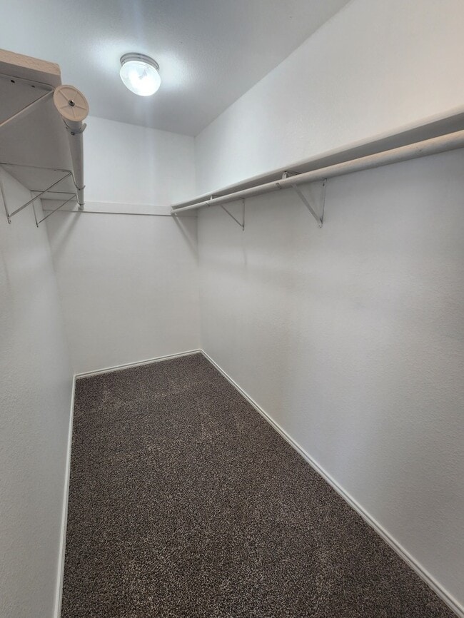 Building Photo - 3 bed 2 bath home, 1 car garage