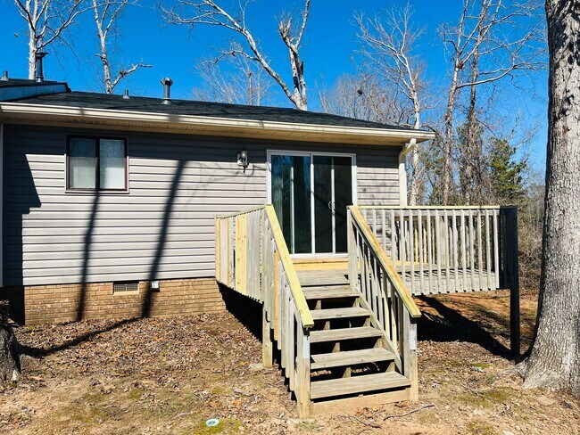Building Photo - 13-15 Oakmount Dr