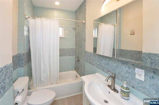 Building Photo - 117 Lake St