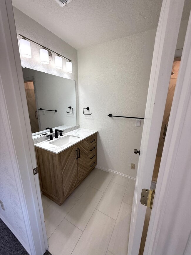 Building Photo - AVAILABLE AUGUST 4TH- RENT - 5 BDRM - 5 1/2 BATH - VIEWS VIEWS VIEWS