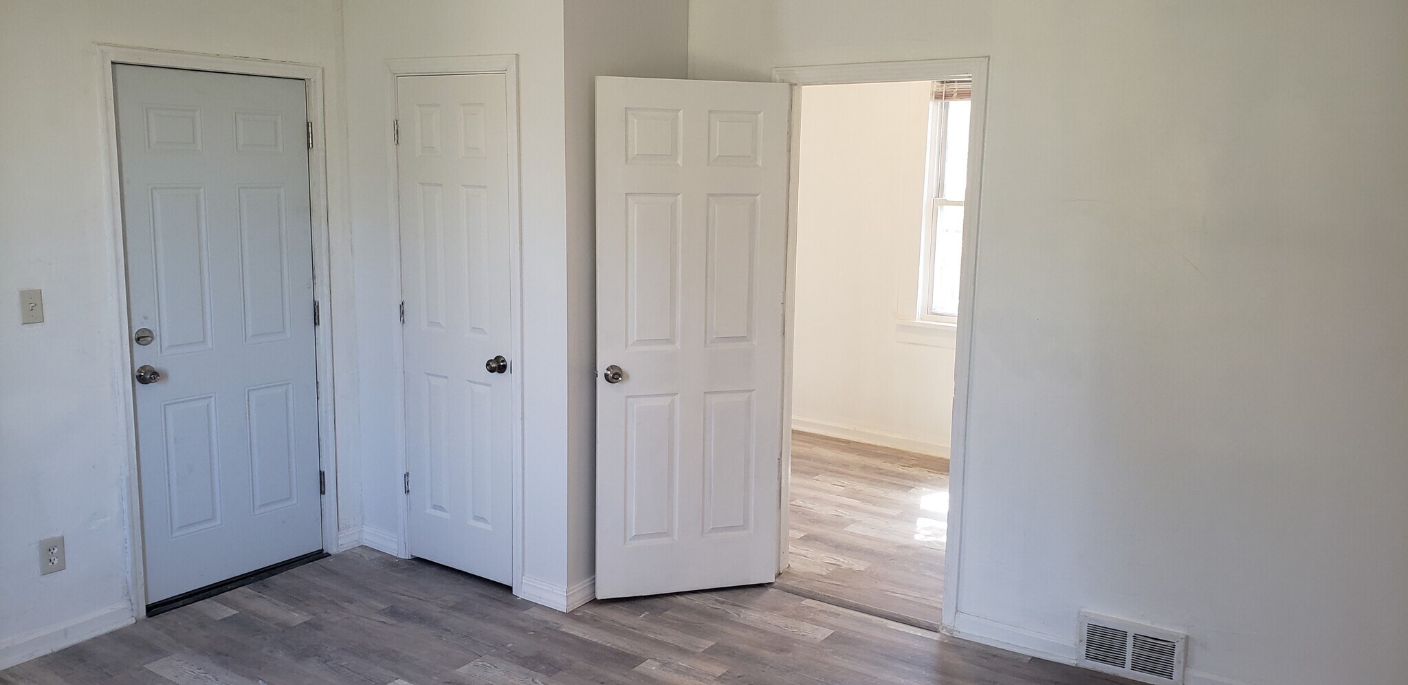 Living room - 3985 E 66th St