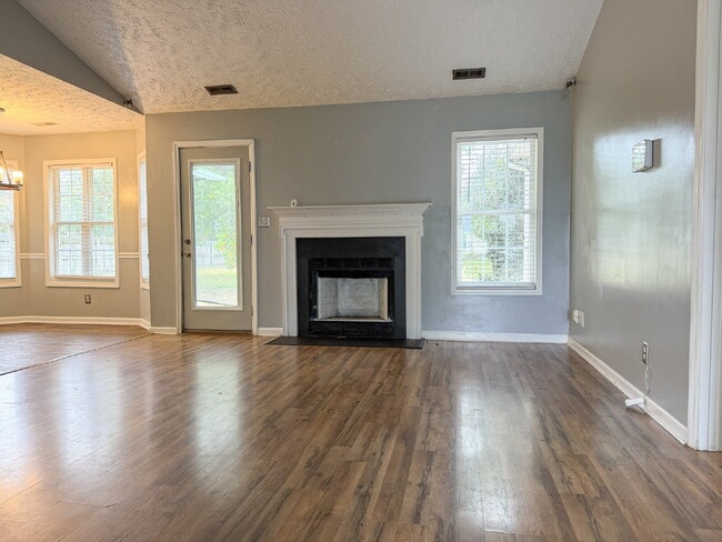 Building Photo - 162 Cavalier Dr