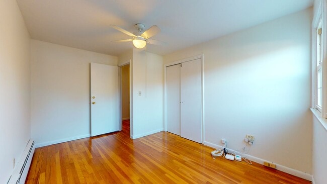 Building Photo - 3 Bedroom Split Level in Woodbridge
