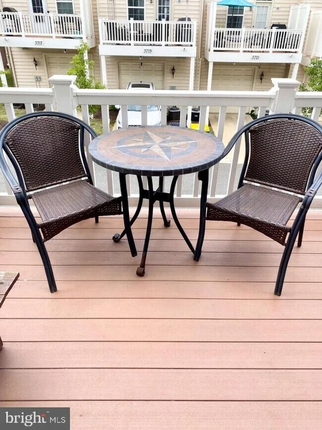 Building Photo - Beautiful Single Family home with Loft and Off Street Parking