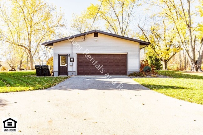 Building Photo - 40 Ln 375 Lake James